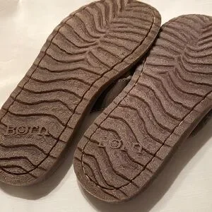 BORN men’s size mismatch R10 & L9 flip sandals brown leather brand new Men main image 4